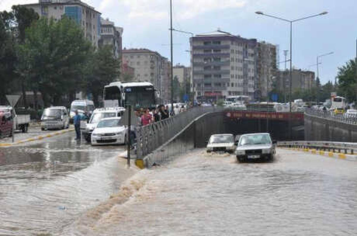 Denizli\'yi Dolu ve Yağmur Vurdu