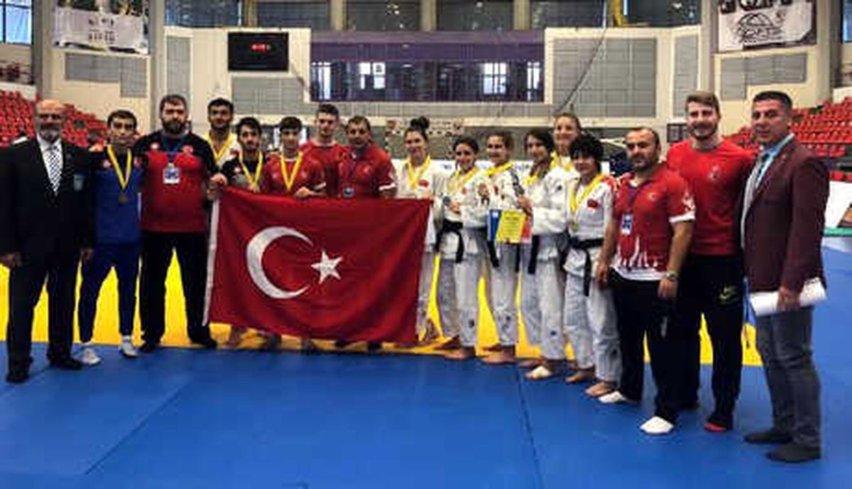 Gençlerden Balkan Şampiyonası\'na İyi Başlangıç
