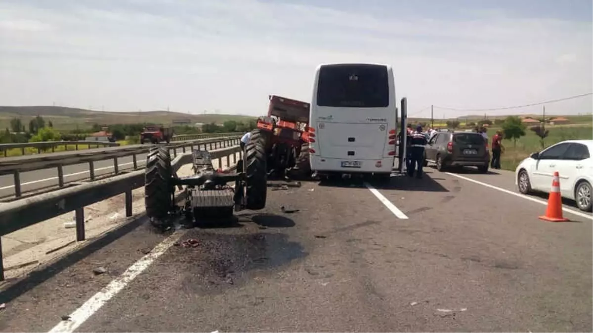 Güney Koreli Kafileyi Taşıyan Otobüs ile Traktör Çarpıştı: 3 Yaralı