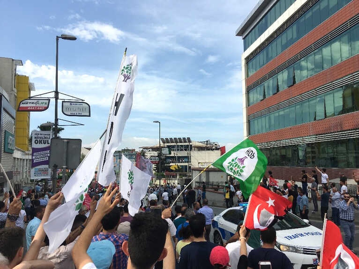 İnce\'den Hdp Bayraklı Karşılamaya Cevap: "Hiçbir Siyasi Parti Bayrağı İstemiyorum"