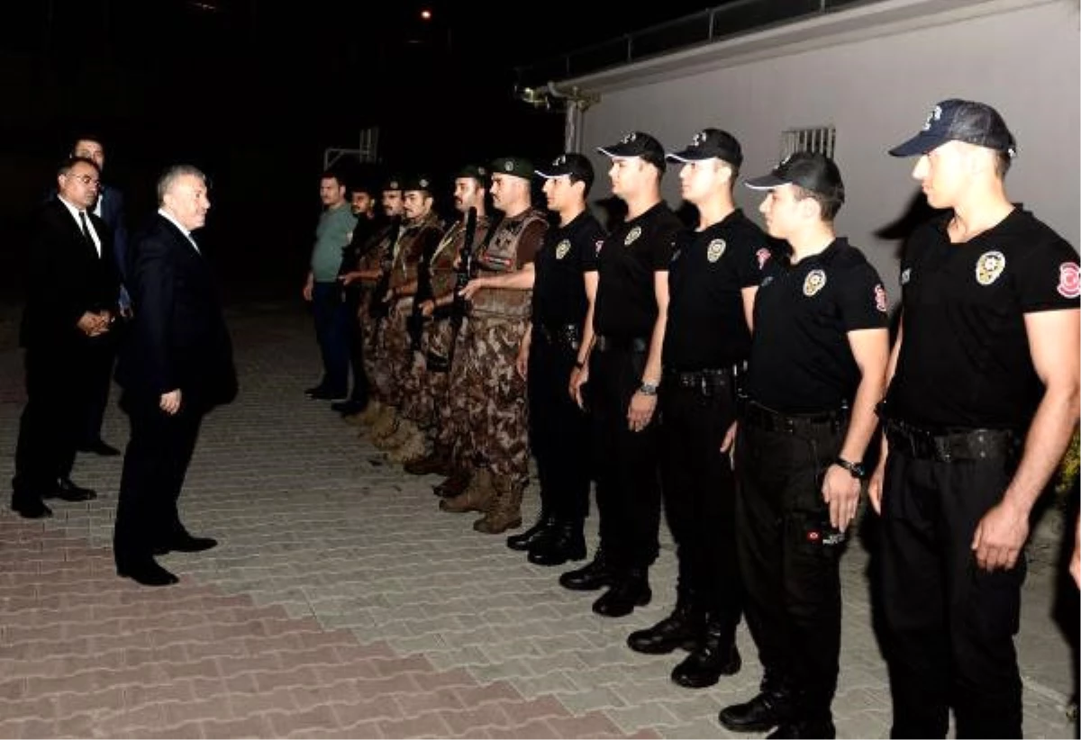 İstanbul Emniyet Müdürü Çalışkan Bayramda Görev Yapan Polisleri Ziyaret Etti