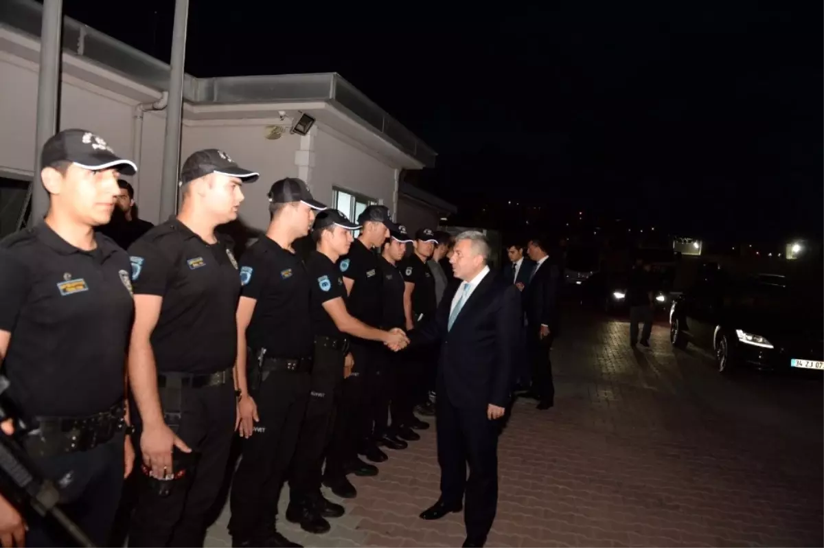 İstanbul Emniyet Müdürü Çalışkan Görev Başındaki Polislerle Bayramlaştı