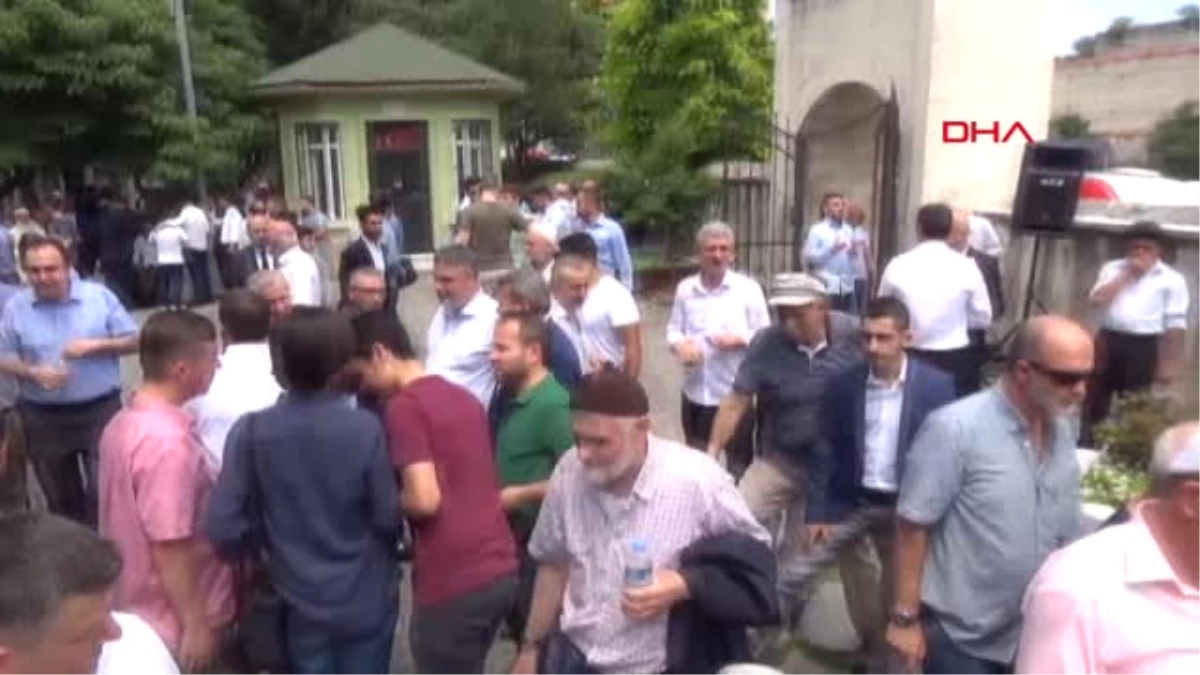 İstanbul Saadet Partililer, Erbakan\'ın Mezarını Ziyaret Etti
