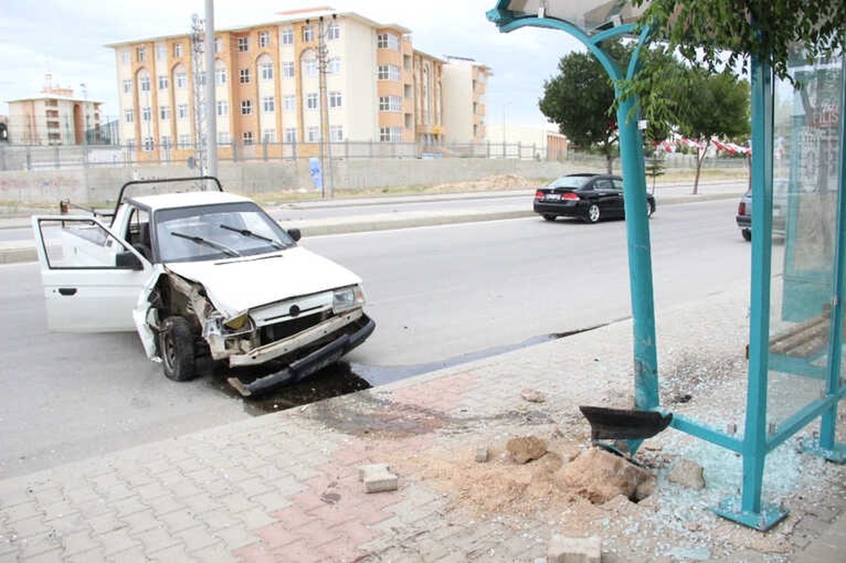 Kamyonet Otobüs Durağına Çarptı: 1 Yaralı