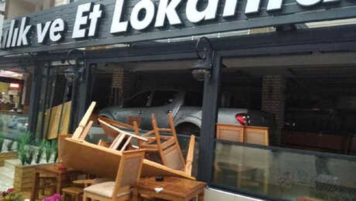 Kamyonet Restorana Girdi: 6 Yaralı