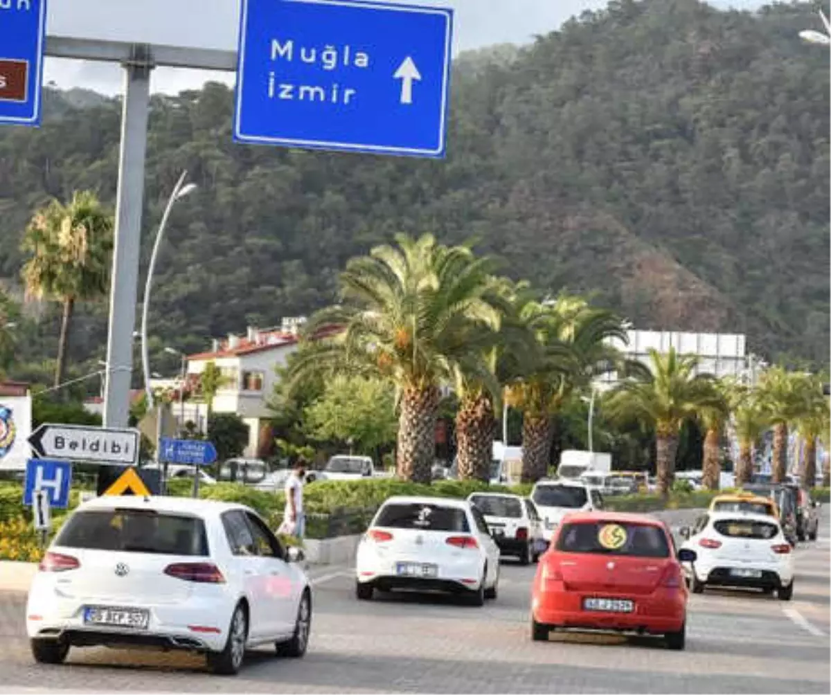 Marmaris\'te, Tatilciler Dönüşe Geçti