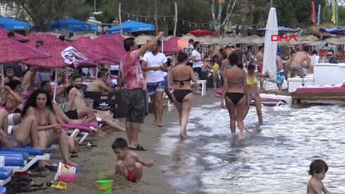 Muğla Tatilciler Bulutlu Havaya Rağmen Deniz Kenarından Ayrılmadı