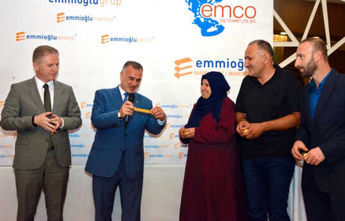 Sivaslı Patron 20 Çalışanına Ev Hediye Etti