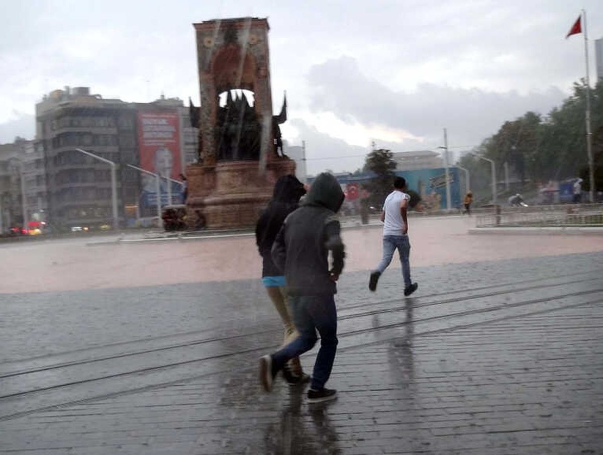 Taksim\'de Sağanak Yağış Etkisini Gösteriyor