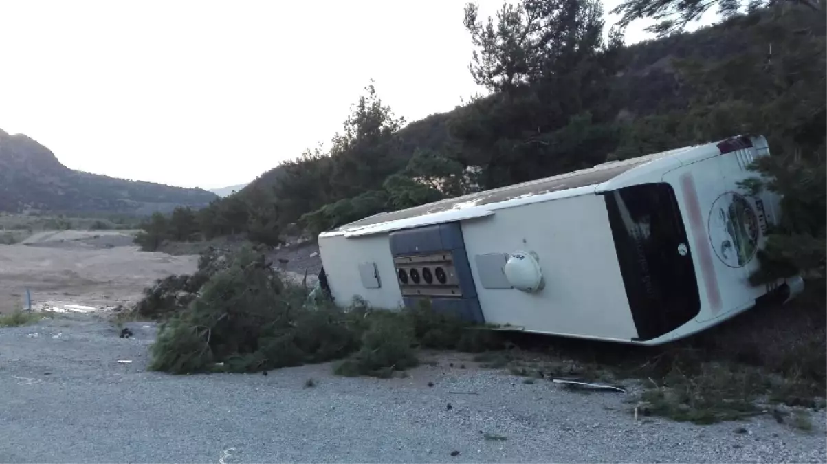 Traktör ile Çarpışan Yolcu Otobüsü Şarampole Devrildi: 27 Yaralı