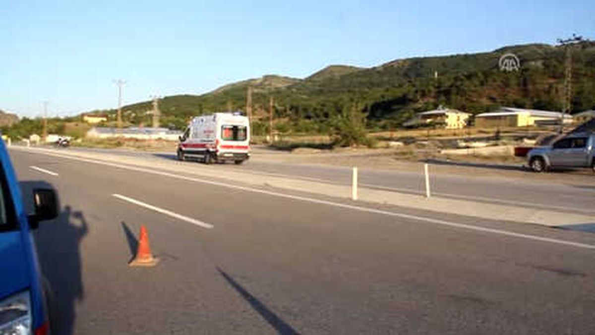 Traktörle Çarpışan Yolcu Otobüsü Devrildi: 27 Yaralı (2)