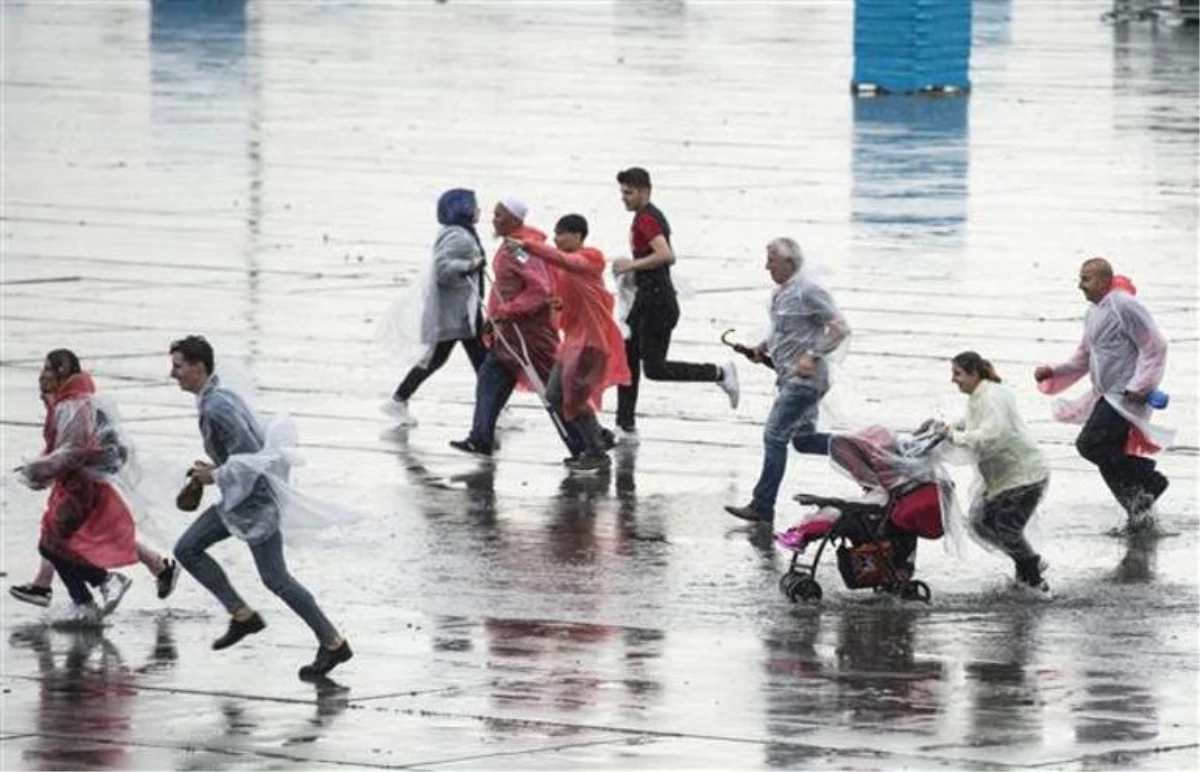 Vatandaşlar, AK Parti\'nin "Büyük İstanbul Mitingi\'ne" Yağmurlu Havaya Rağmen Büyük İlgi Gösterdi