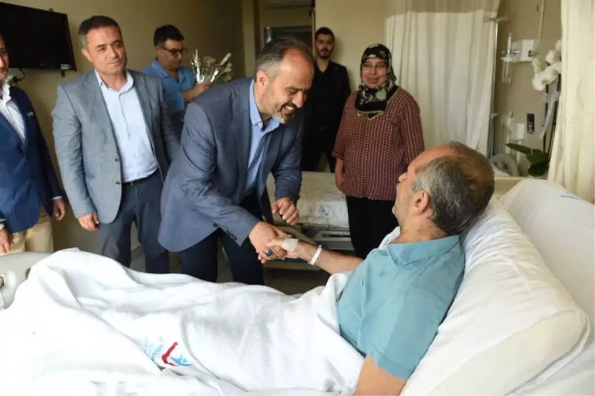 Alinur Aktaş\'tan Hastalara Bayram Ziyareti