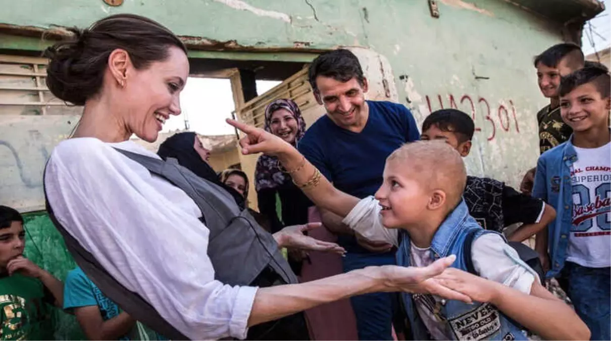 Angelina Jolie Irak\'ta Evsiz Aileleri Ziyaret Etti