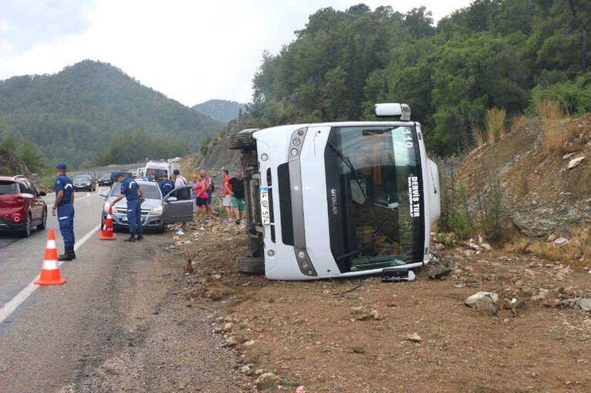 Antalya\'da Tur Otobüsü Devrildi: 6 Turist Yaralı