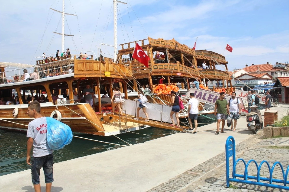 Ayvalık\'ta Gezi Teknelerinde Bayram Coşkusu