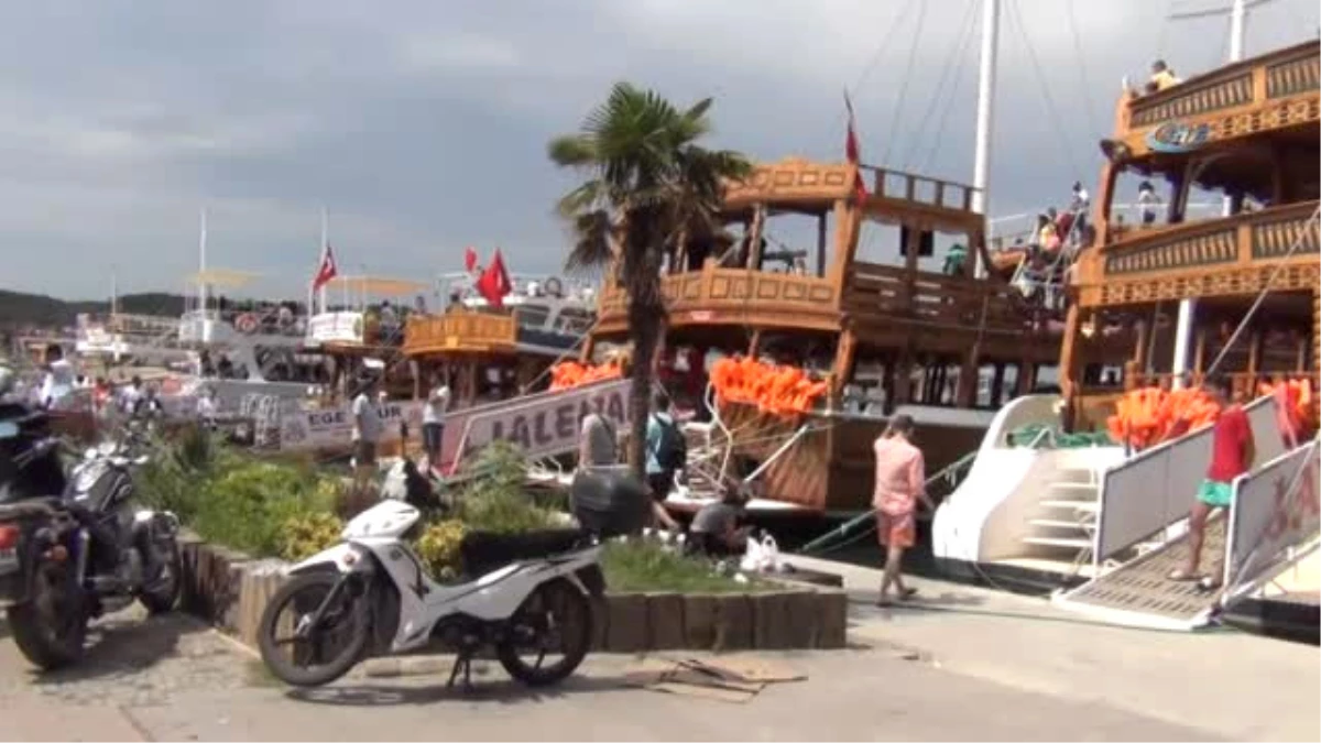 Ayvalık\'ta Gezi Teknelerinde Bayram Coşkusu