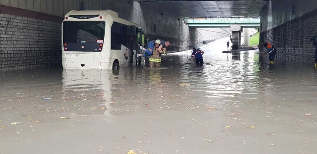 Bakırköy İncirli Köprüsü Altında İçerisinde Yolcu Olan Bir Minibüs ve Kamyon, Biriken Yağmur Suları...