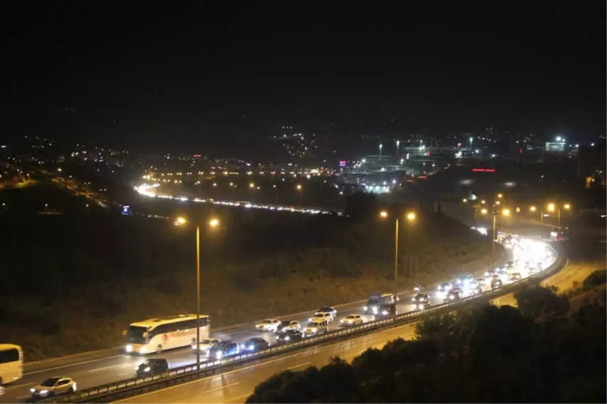 Bayram Tatilcilerinin Dönüşü Gece Saatlerinde de Tem\'i Kilitledi