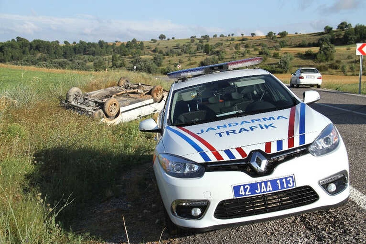 Beyşehir\'de Otomobil Şarampole Takla Attı: 3 Yaralı