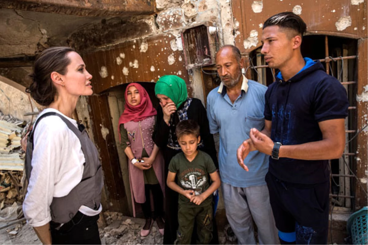 Angelina Jolie, Türkiye Sınırındaki Mülteci Kampını Ziyaret Etti
