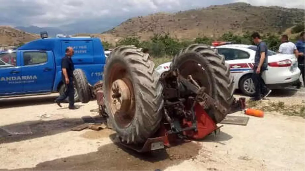 Devrilen Traktörün Genç Sürücüsü Öldü, Arkadaşı Yaralı