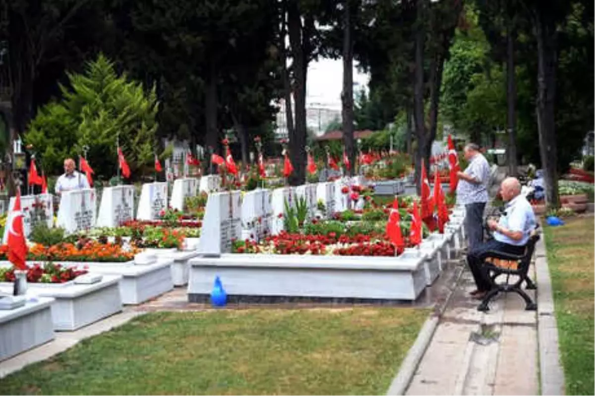 Edirnekapı Şehitliğinde Buruk Babalar Günü