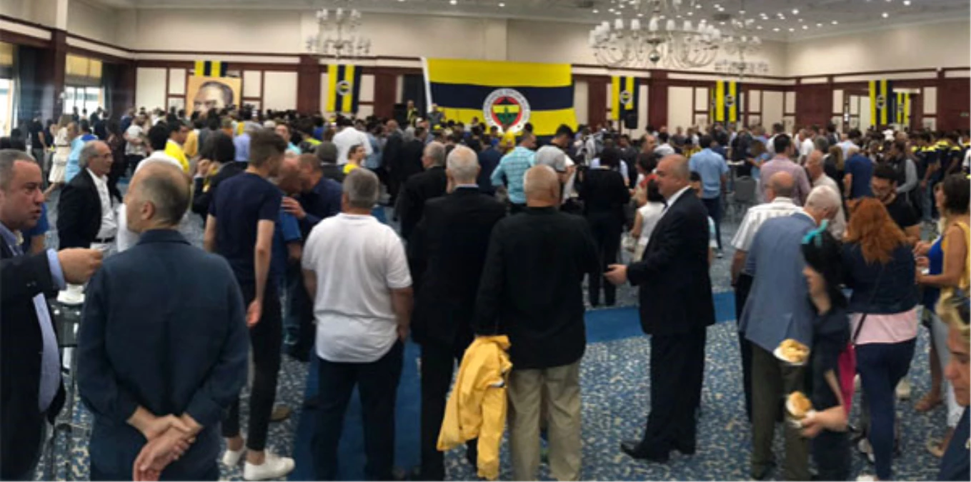 Fenerbahçe\'nin Bayramlaşma Töreninde Yanlışlıkla Galatasaray Marşı Çalındı