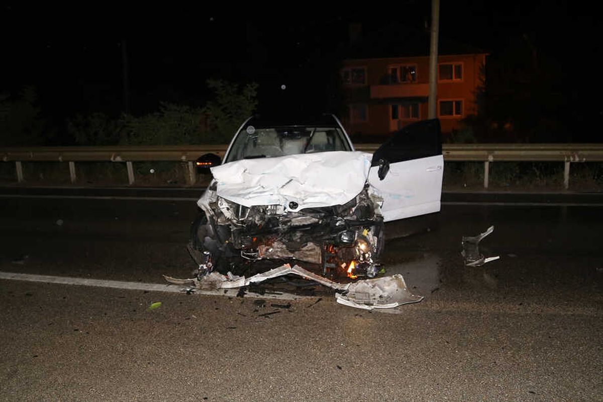 Güncelleme - Kastamonu\'da 2 Otomobil Çarpıştı: 5 Ölü, 3 Yaralı