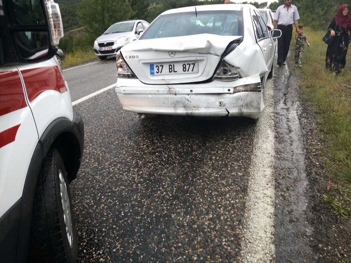 Hanönü\'de Zincirleme Trafik Kazası: 2 Yaralı