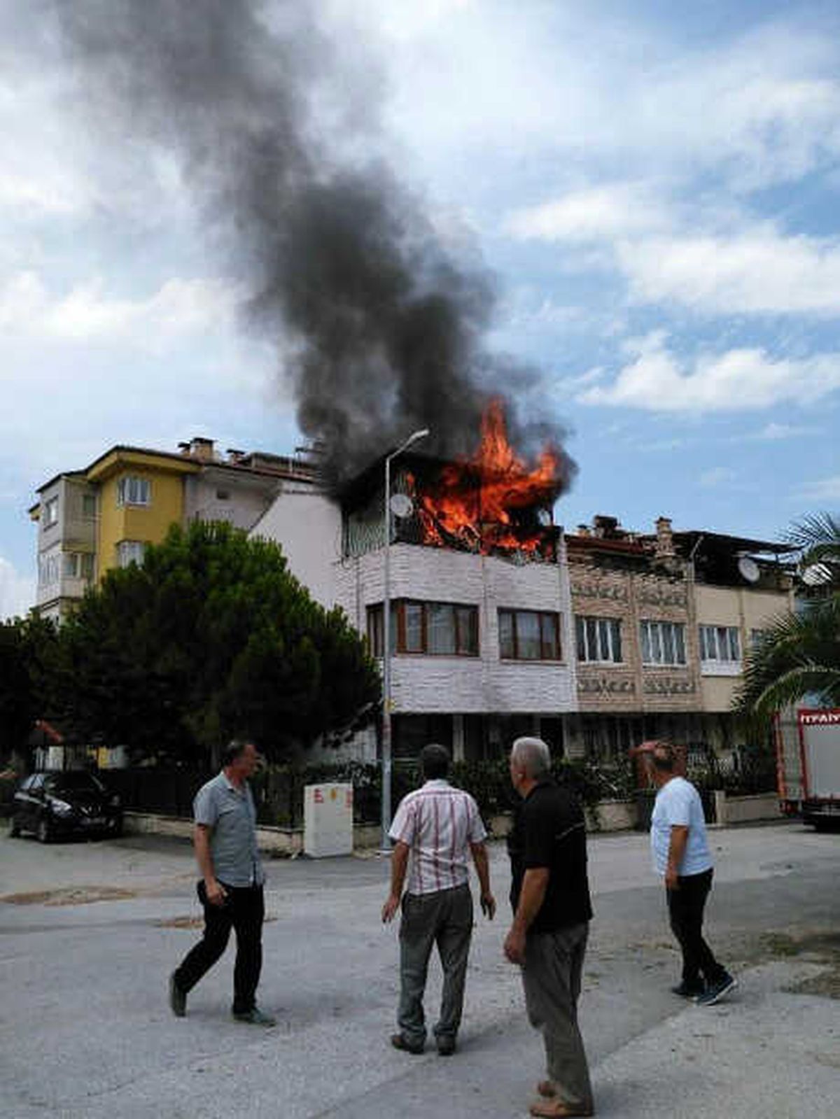 İki Katlı Evin Çatısı Alev Alev Yandı