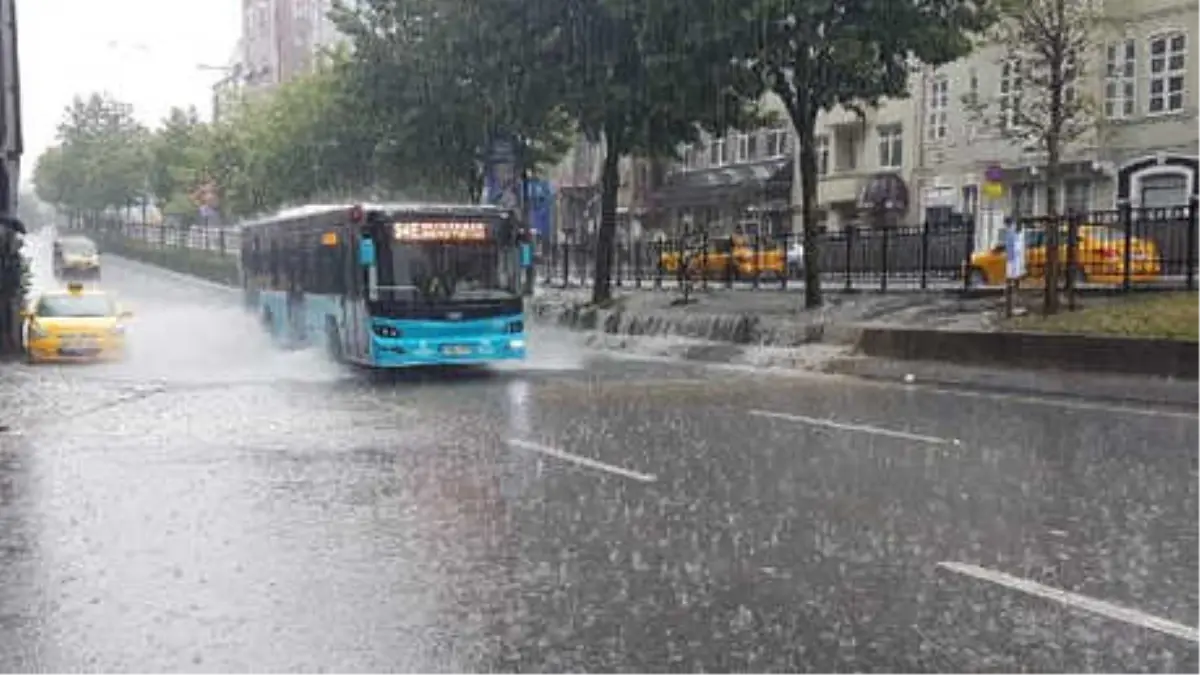 İstanbul\'da Sağanak Yağmur Etkili Oluyor