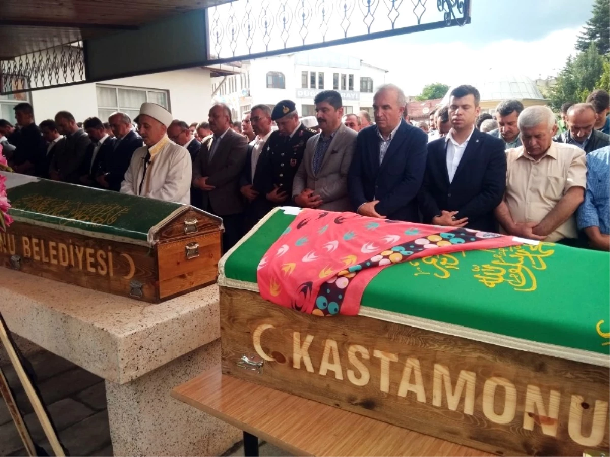 Kastamonu\'daki Kazada Hayatlarını Kaybedenler Toprağa Verildi