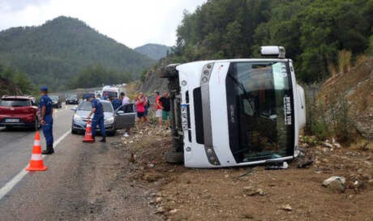 Kemer\'de Turistlerin Taşındığı Midibüs Devrildi: 6 Yaralı (2) - Yeniden