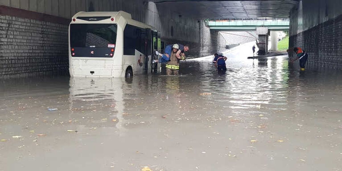 Minibüs Suda Mahsur Kaldı, İtfaiye Ekipleri Yolcuları Sırtında Taşıdı