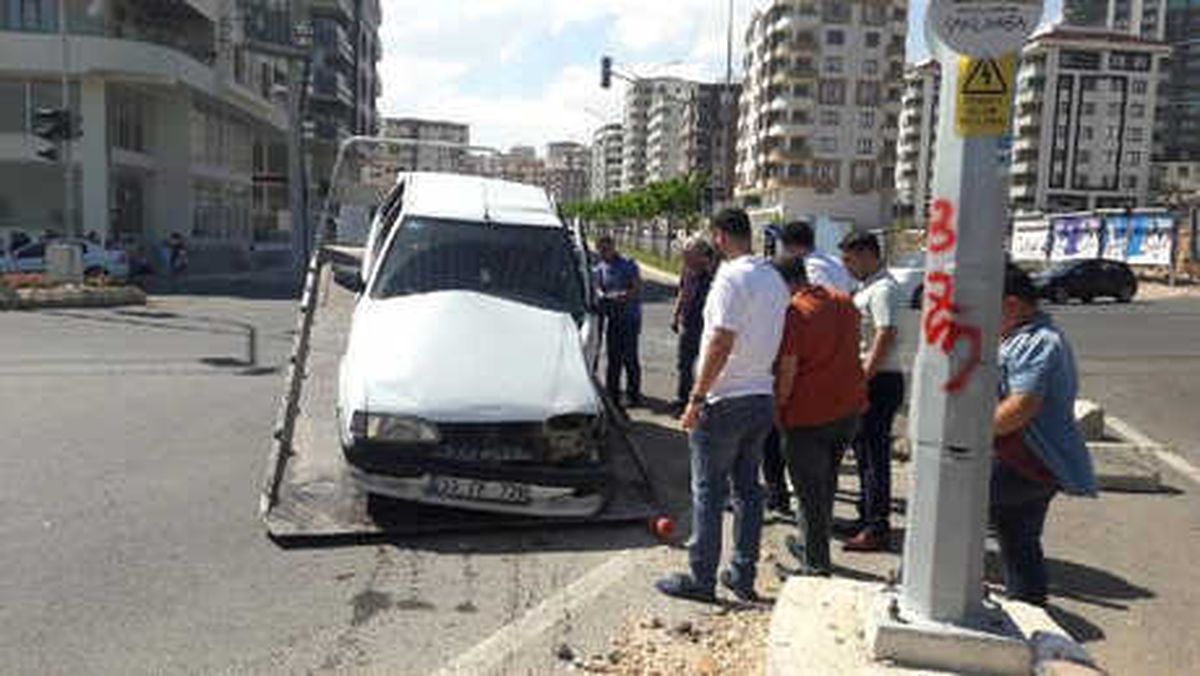 Şanlıurfa\'da 2 Otomobil Çarpıştı: 9 Yaralı
