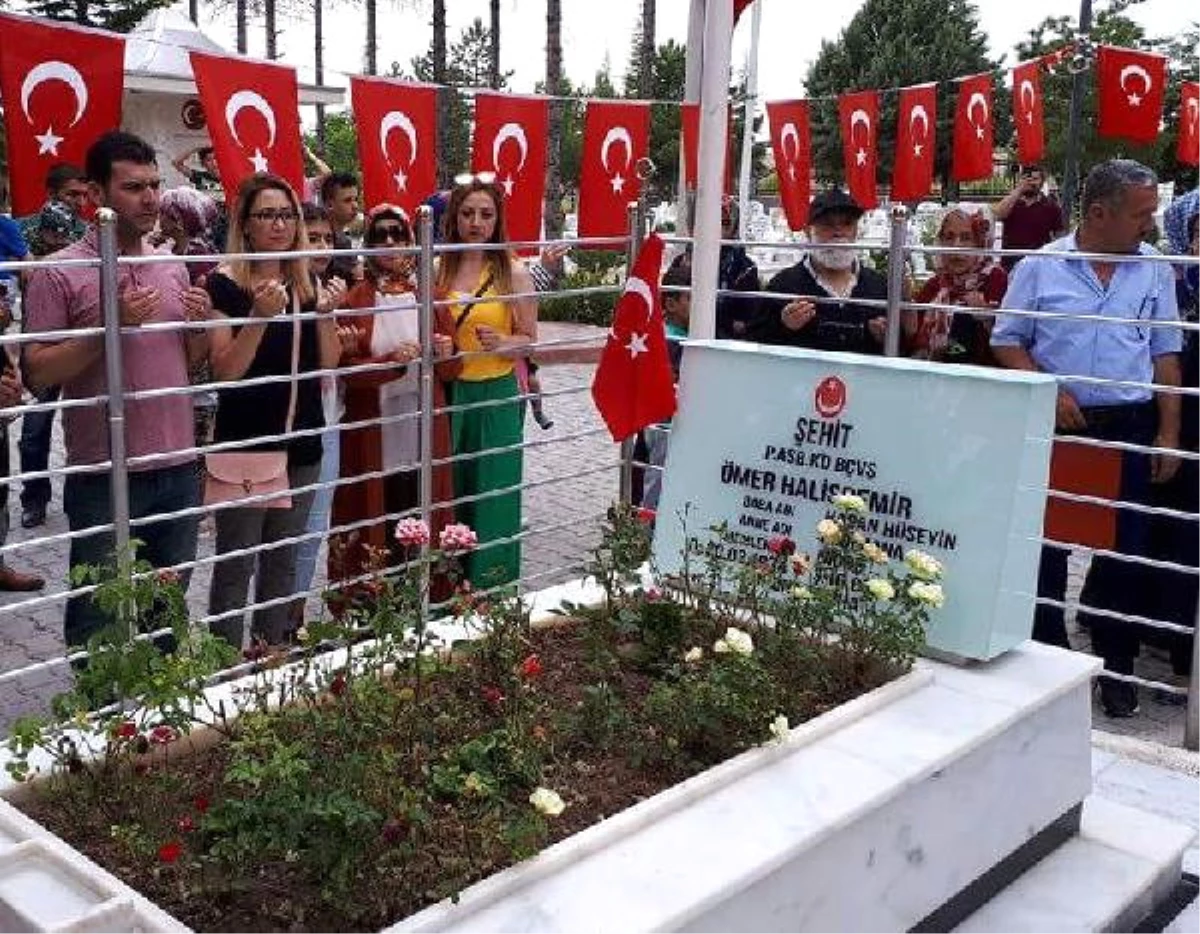 Şehit Ömer Halisdemir\'in Kabrine Ziyaretçi Akını