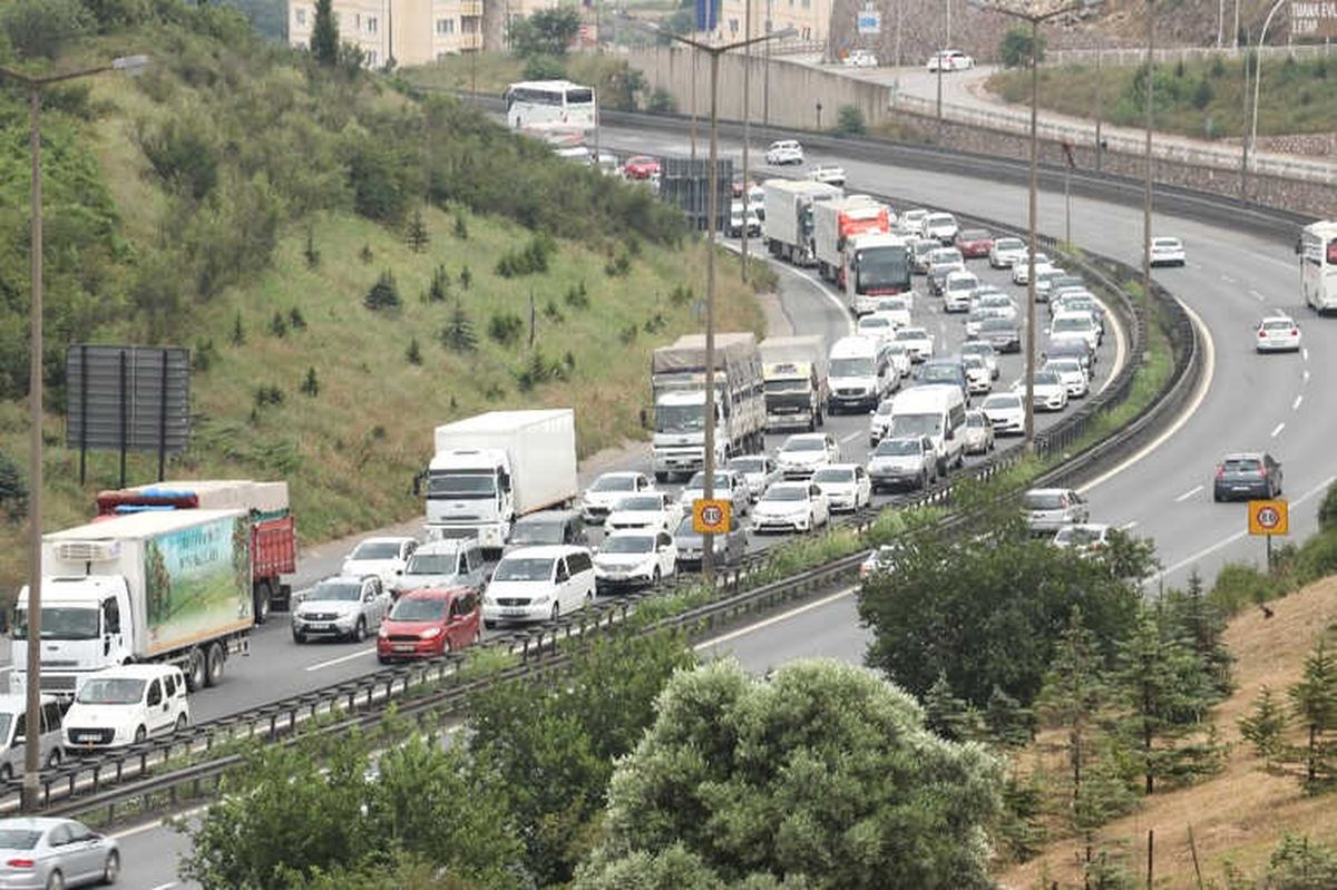 Son Günde Dönüşe Geçen Tatilciler Tem\'i Doldurdu