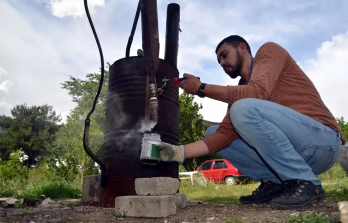 Varilden Yaptığı "Reaktör" ile Odun Sirkesi ve Kömür Üretiyor