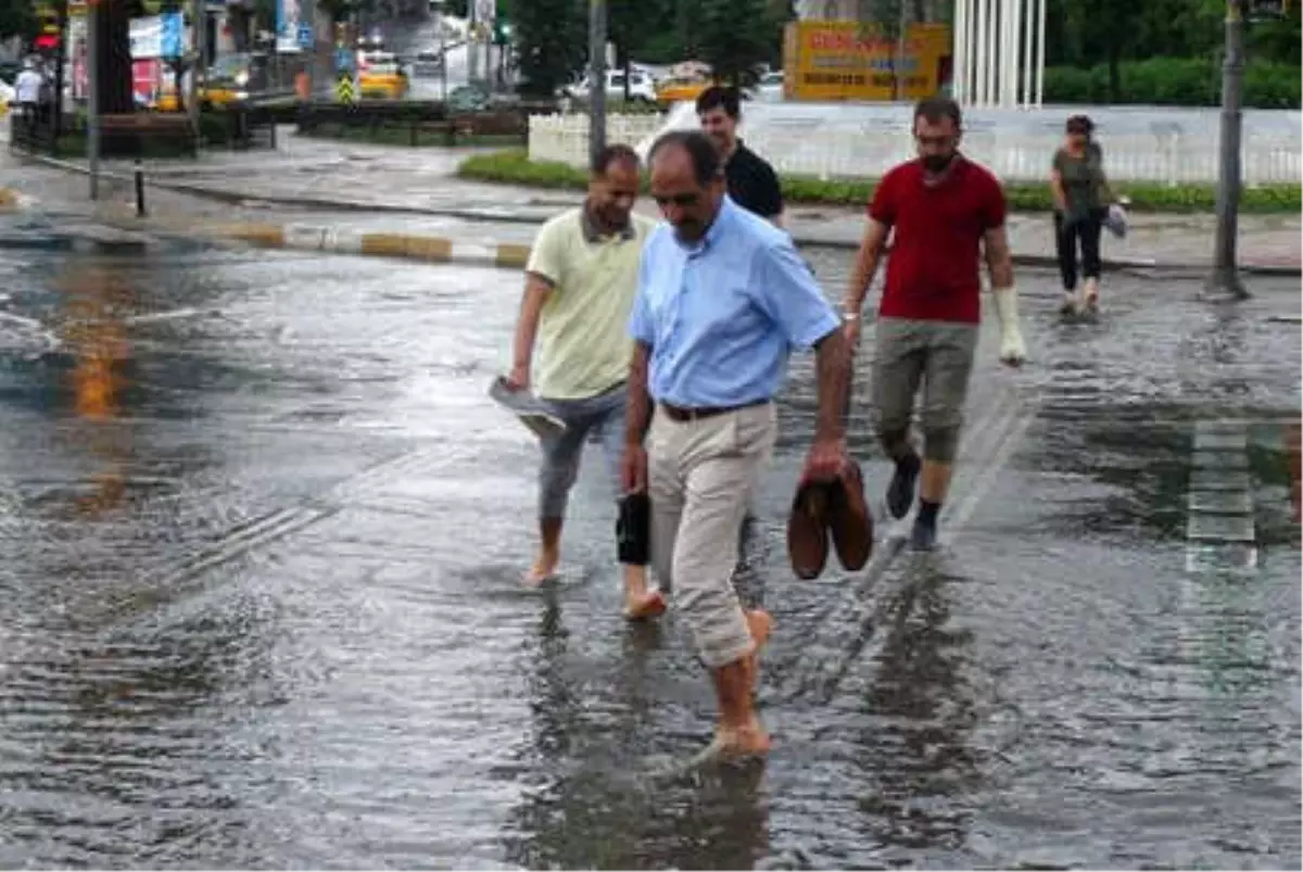 Vatan Caddesi\'nde Sağanak Yağışta Yalın Ayak Yürüyüş