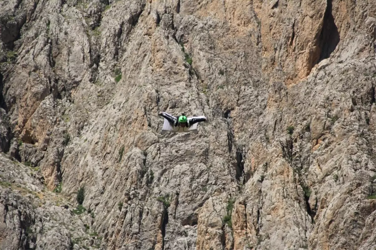 900 Metreden Wingsuit Atlayışları Nefes Kesti