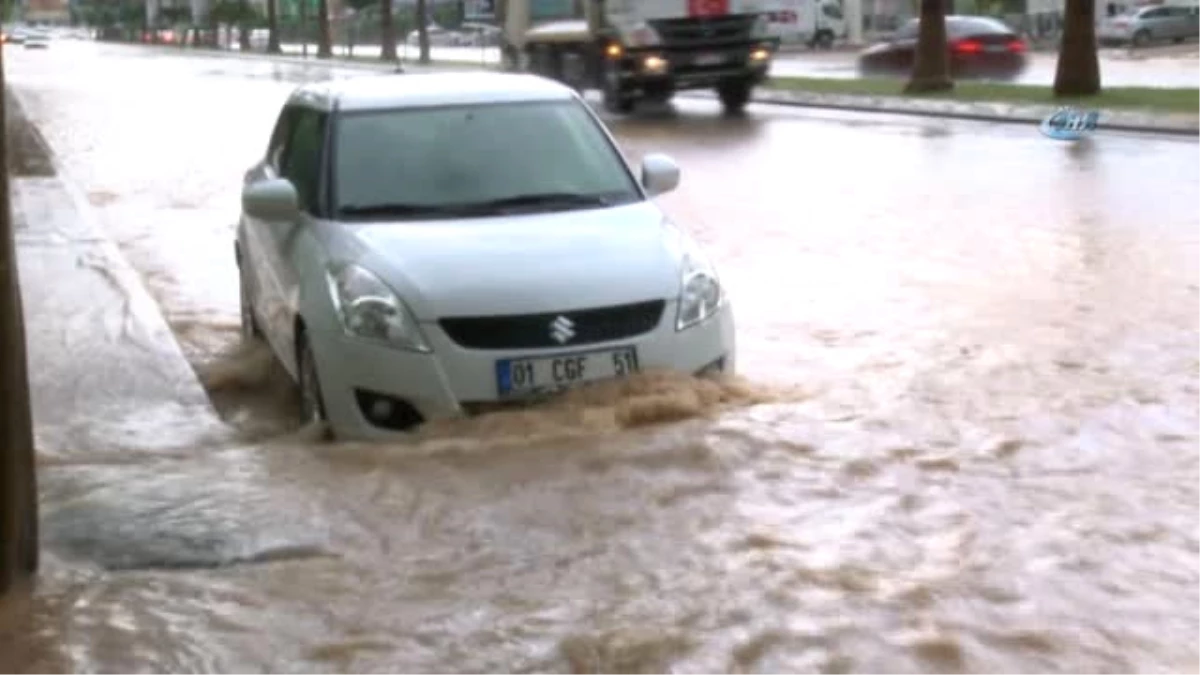 Adana\'da Şiddetli Yağışlar Nedeniyle Yollar Nehre Döndü