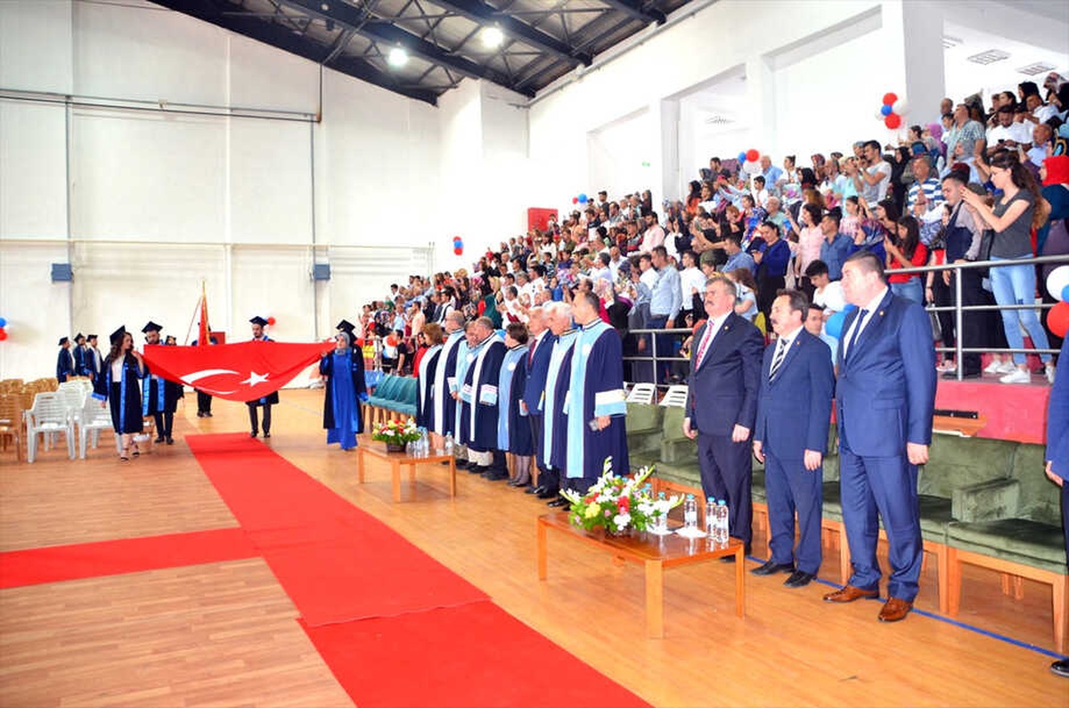 Alaplı Myo\'da Mezuniyet Sevinci