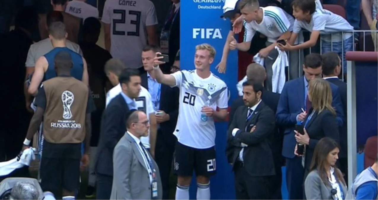 Alman Futbolcu, Kaybettikleri Maç Sonrası Gülerek Poz Verince Tepki Çekti