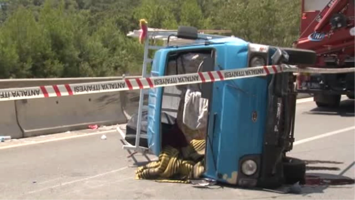 Antalya\'da İki Kamyonet Çarpıştı: 1 Ölü 6 Yaralı