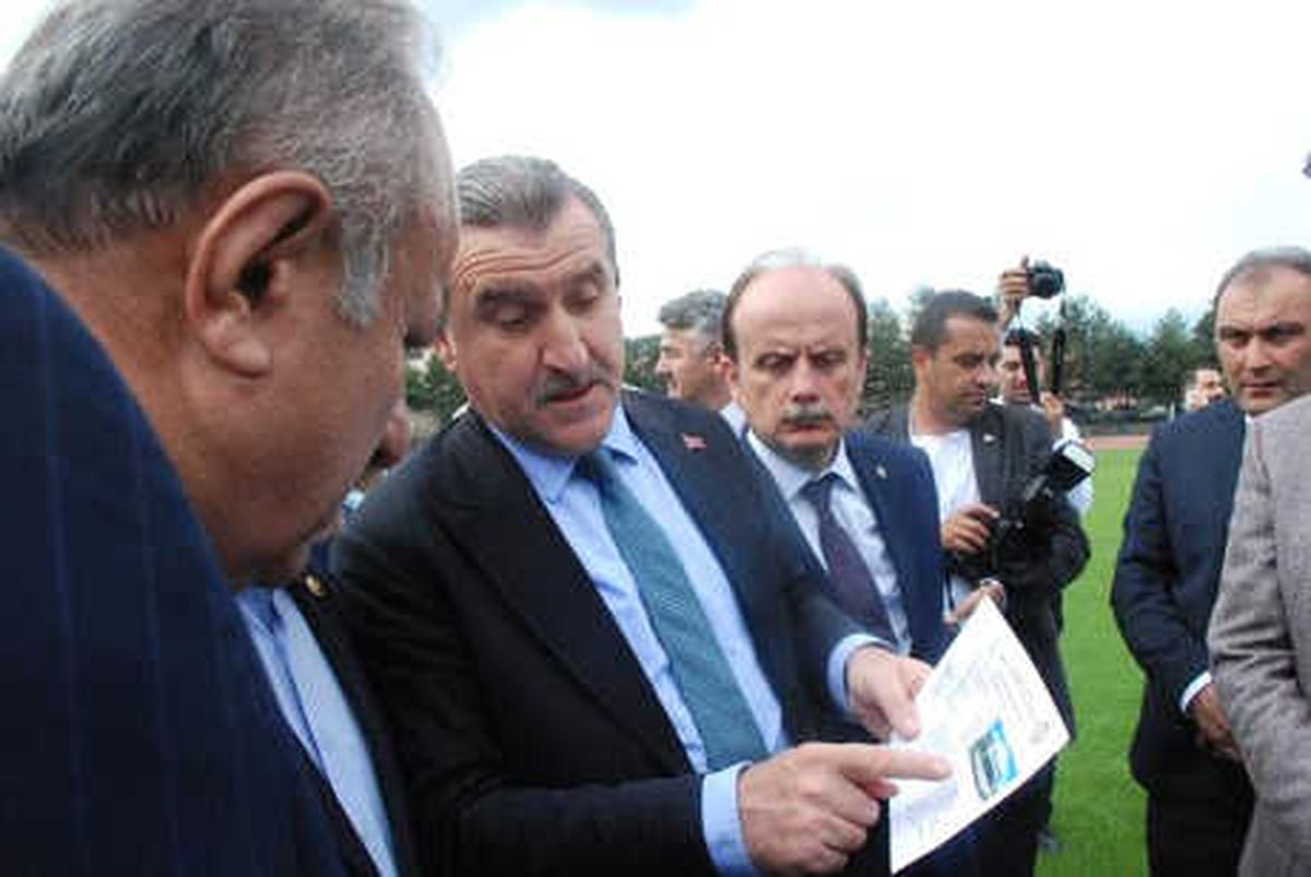 Bakan Bak: Aslan Ortaya Çıkınca Çakallara Kaçmak Düşer (2)