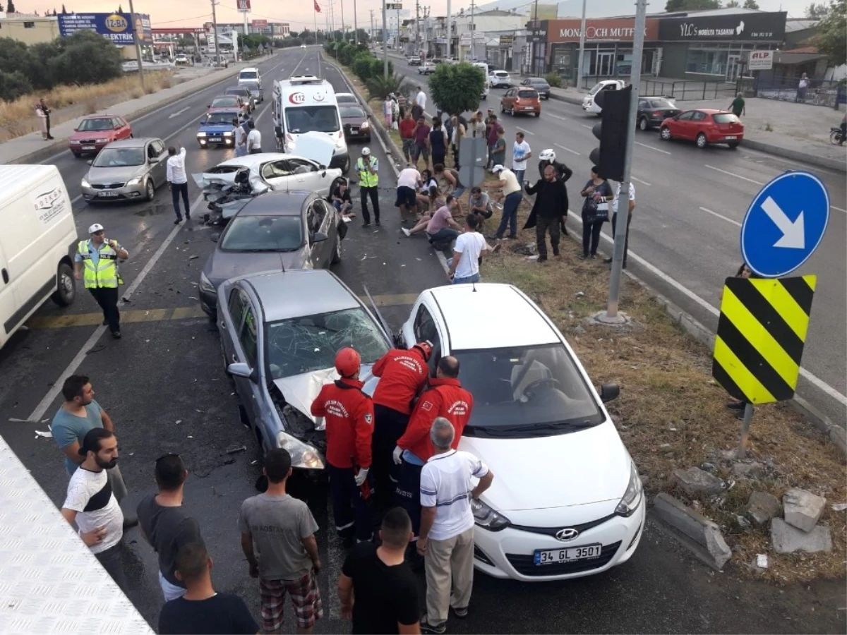 Balıkesir\'de Zincirleme Trafik Kazası: 9 Yaralı