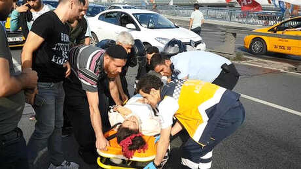 Bariyerlerden Atlayan Genç Kıza Taksi Çarptı