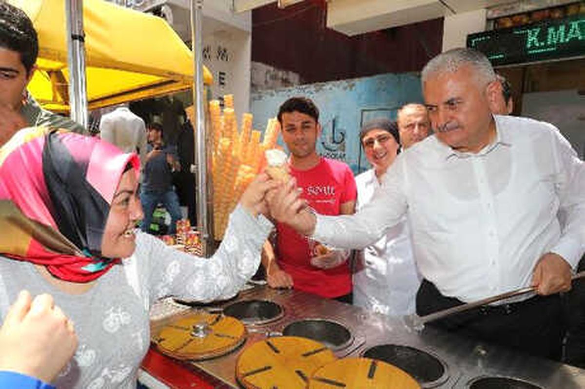 Başbakan Yıldırım Dondurma İkram Etti, Simit Verdi