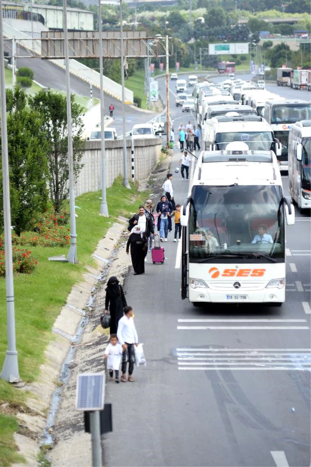 Bayram Dönüşü Otogarda Yoğunluk Yaşandı, Yolcular Otobüslerden İnerek Yürümeye Başladı